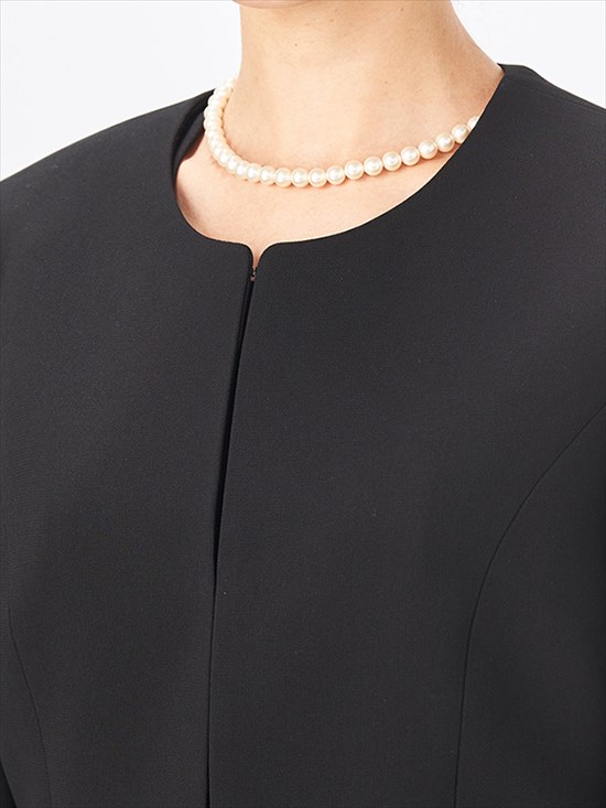 サテン使いジャケットと前開きワンピの定番ブラックフォーマル