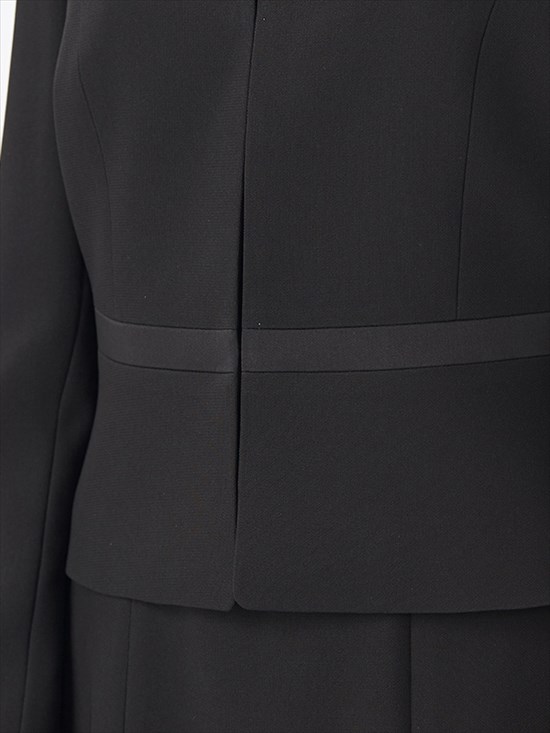 サテン使いジャケットと前開きワンピの定番ブラックフォーマル