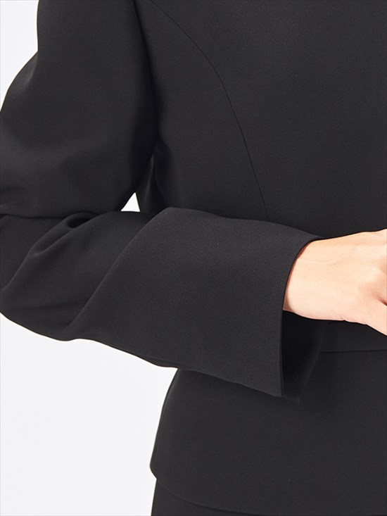 サテン使いジャケットと前開きワンピの定番ブラックフォーマル