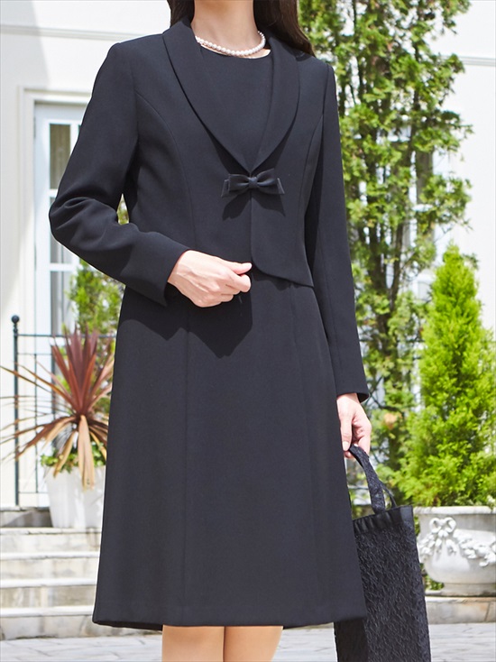 ショールカラージャケットと前開きワンピースの定番ブラック