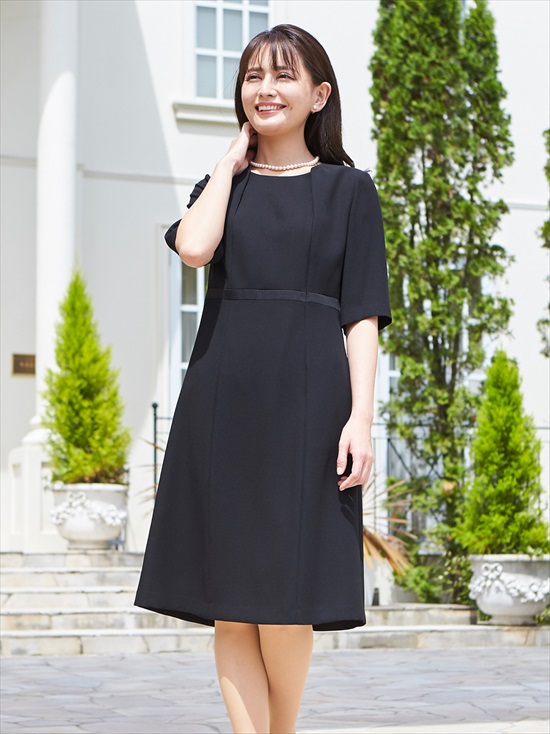 ショールカラージャケットと前開きワンピースの定番ブラック