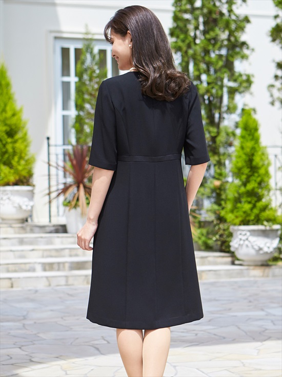 ショールカラージャケットと前開きワンピースの定番ブラック
