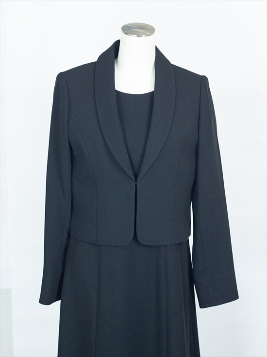 ショールカラージャケットと前開きワンピースの定番ブラック