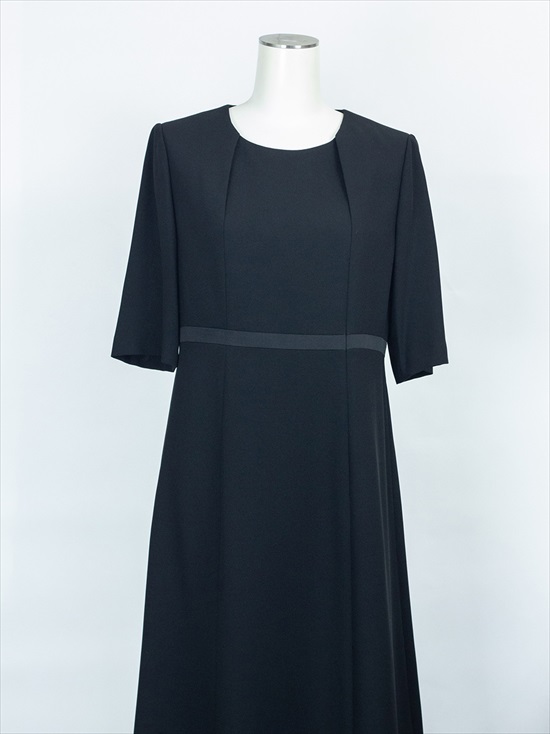 ショールカラージャケットと前開きワンピースの定番ブラック