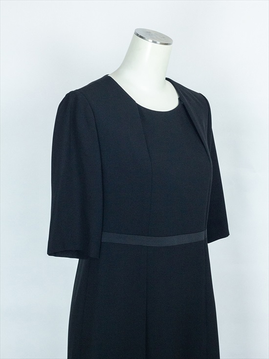 ショールカラージャケットと前開きワンピースの定番ブラック